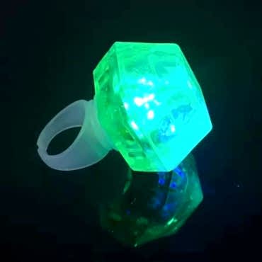 Kristal Tasarımlı Led Işıklı Yeşil Yüzük