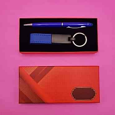 Kırmızı Kutulu Lacivert Anahtarlık ve Kalem Seti