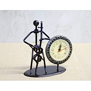 Metal Saatli Keman Çalan Müzisyen 