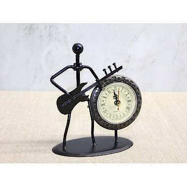 Metal Saatli Gitar Çalan Müzisyen 