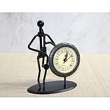 Metal Saatli Saksafon Çalan Müzisyen 